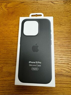 Apple iPhone 15 Pro Silicone Case - Army Green